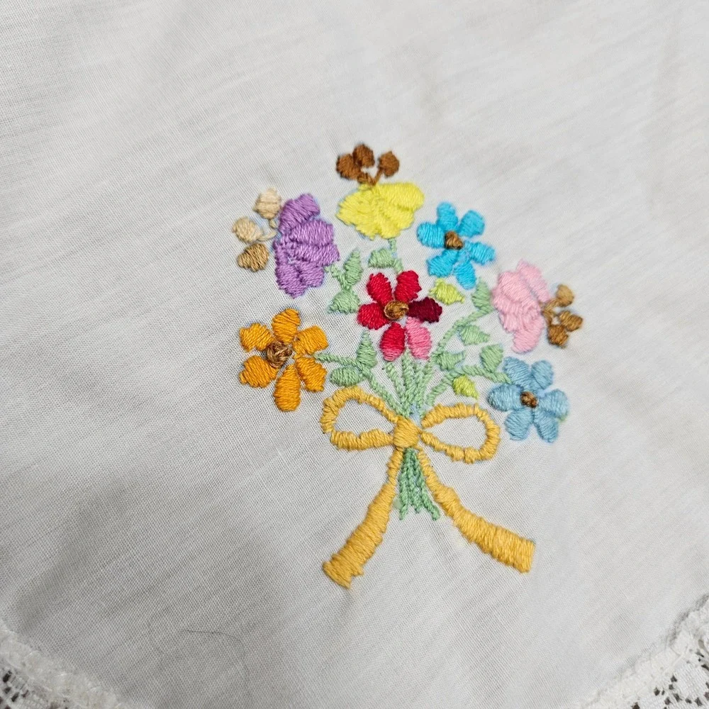 Hand Embroidered Floral Round Doily Scalloped Lace Tablecloth Cottage Grandma‎